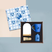 Kadınlar Günü Hediye Seti – Ahşap Kutu, Dekoratif Ayna, Kupa, Kolonya, Krem